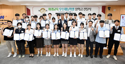6월 30일 열린 제3회 미래 교육 우수 재능 학생 장학금 전달식에서 석창규 웹케시그룹 회장(가운데)이 장학생들과 기념 촬영을 하고 있다