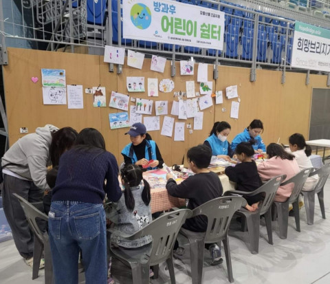 강릉 산불 당시 이재민 대피소에서 어린이를 대상으로 쉼터를 운영하는 모습(사진: 더프라미스)
