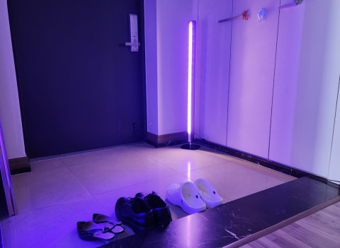 현관에 ‘집안해 LED 스탠드 V2’를 설치한 모습. 집의 입구부터 살균 케어를 할 수 있어 더욱 안심하고 생활이 가능하다