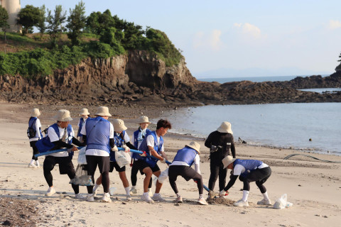 ‘대학생 87Km 비치대장정’ 대원들의 해안정화 활동