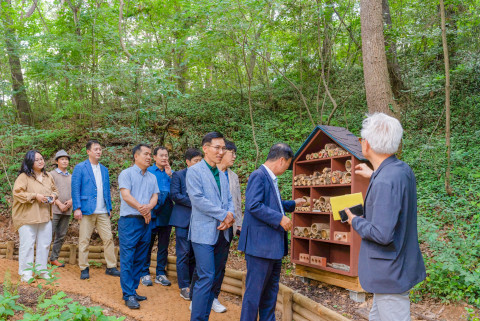 관계자들이 광주 북구 한새봉농업생태공원 내 조성된 3호 에코존을 둘러보고 있다