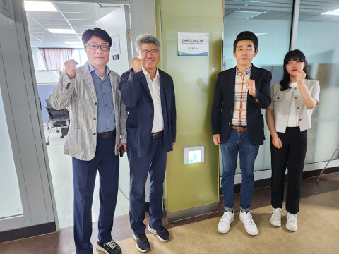 대동CMC 임직원들이 경북 구미시에 문을 연 ‘대구경북지사’의 현판식에서 기념 촬영을 하고 있다