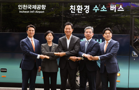 왼쪽부터 추형욱 SK E&S 사장, 한화진 환경부장관, 오세훈 서울시장, 장재훈 현대차 사장, 이종호 티맵모빌리티 사장이 수소버스 앞에서 기념 촬영을 하고 있다