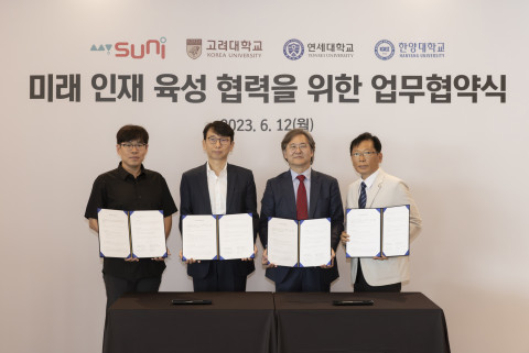 써니(mySUNI)와 3개 대학(고려대, 연세대, 한양대)이 12일 서울 종로구 그랑서울 써니 행복캠퍼스에서 ‘미래인재 육성 협력’ 업무협약을 체결 후 기념사진을 촬영하고 있다. 