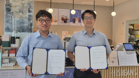 왼쪽부터 퍼센트 백승철 대표, 향기내는 사람들 이민복 대표가 정신장애인 고용 확대를 위한 업무협약 체결 후 기념 촬영을 하고 있다