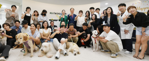 건국대학교 동물병원 산하 ‘KU 아임도그너(KU I’M DOgNOR) 헌혈센터’가 26일 개최한 헌혈견 은퇴식에서 은퇴견과 보호자, 내외빈이 단체 기념 촬영을 하고 있다. 맨 뒷줄