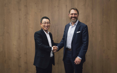2023년 1월 미국 라스베이거스에서 열린 ‘국제전자제품박람회(CES) 2023’에서 유영상 SKT CEO(왼쪽)와 조벤 비버트(JoeBen Bevirt) 조비 에비에이션 CEO(