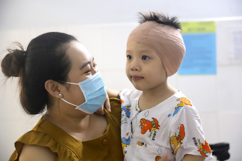 해외 청각장애 아동 지원사업으로 인공와우 수술을 받은 아동과 보호자