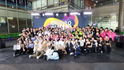 유스나루가 주최한 청소년댄스퍼포먼스대회 ‘ADRENALIN rUSH 8’의 본선에 오른 청소년댄스팀들이 기념 촬영을 하고 있다