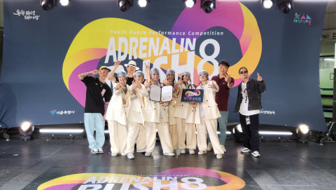 ‘ADRENALIN rUSH 8’ 대회에서 1위를 차지한 Wellboss Crew팀이 수상 후 포즈를 취하고 있다