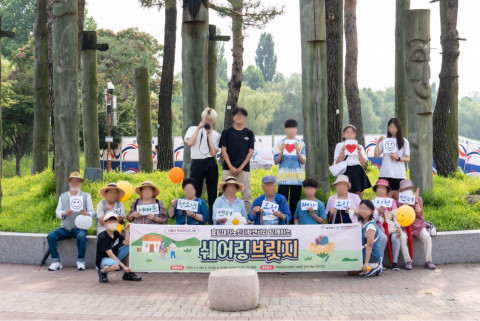 시립서대문청소년센터의 ‘쉐어링브릿지’ 프로그램에 참가한 청소년들은 지역사회 재능 나눔 활동의 일환으로 효림재가노인지원센터의 어르신 10명의 프로필 사진을 촬영해 전달했다