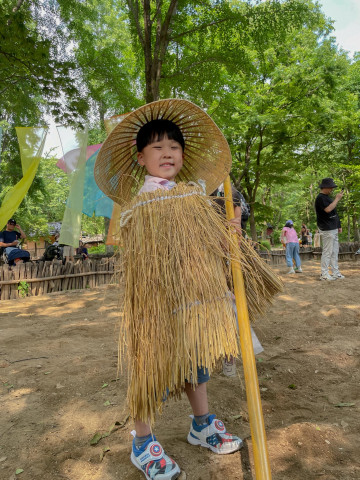 6일 시범운용한 도롱이 입어보기 체험 모습