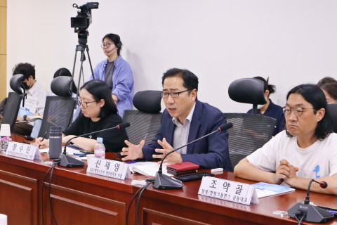바다쉼터 기초 조사와 설계의 필요성에 대해 토론 중인 해양수산부 해양생태과 신재영 과장