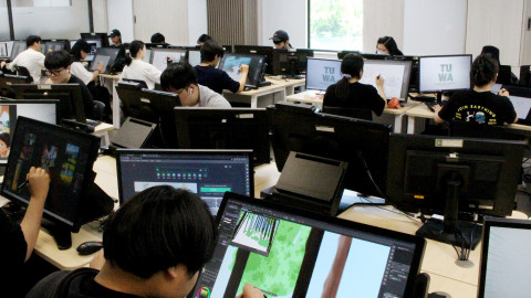 와콤이 동명대학교 웹툰애니메이션학과에 최고 사양의 신제품 액정타블렛 ‘신티크 프로 27’를 활용한 실습실을 구축했다