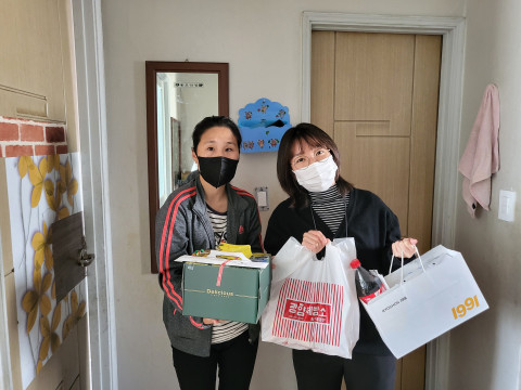 저소득 장애 아동 가정에 방문해 먹거리를 제공하고 있다
