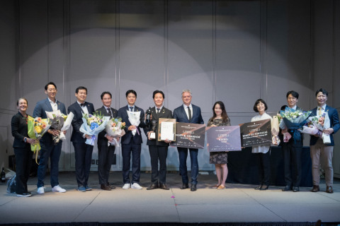 심사위원과 스폰서 축하를 받는 정식당의 주재민 소믈리에