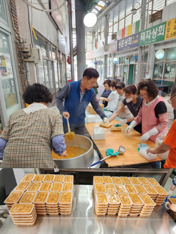 오천시장 안병한 상인회장과 ‘죽사모(죽을 사랑하는 사람들의 모임)’ 회원들이 독거노인과 장애인 등 취약계층 500명에게 전달할 호박죽을 포장하고 있다