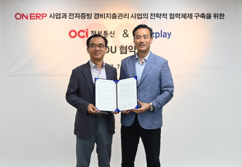 왼쪽부터 김홍기 비즈플레이 대표, 김광호 OCI정보통신 대표