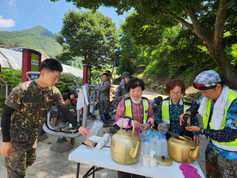 경북 상주시 자원봉사센터 소속 자원봉사자들이 자원봉사자와 국군장병을 위한 냉커피와 미숫가루를 만들고 있다