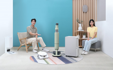 삼성전자 모델이 삼성스토어 청담에서 ‘제트리오 프로모션’ 행사 제품을 소개하고 있다