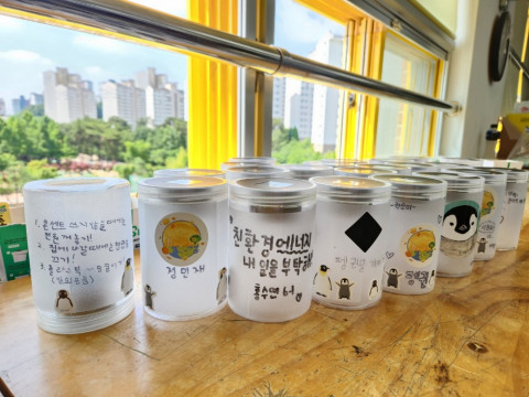 환경과 에너지에 대한 교육 후 아이들이 만든 ‘태양광 펭귄 무드등’. 각 무드등에 아이들의 메시지가 적혀 있다