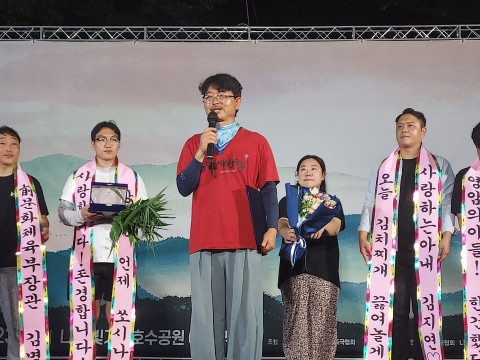 나주에서 개최된 제33회 대한민국 마당극 축제에서 문관수 대표가 민족광대상 수상 소감을 밝히고 있다