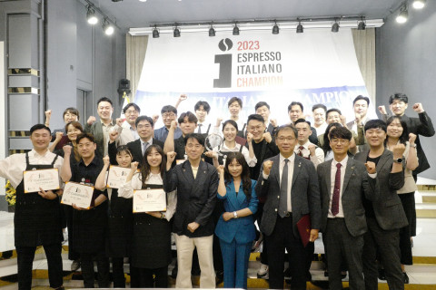 안산 엠블던 호텔에서 개최된 ‘2023 에스프레소 이탈리아노 챔피온 대한민국 국가대표 선발전’ 결선 후 단체 기념 촬영을 하고 있다