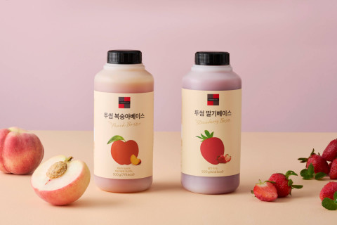 투썸플레이스가 여름 홈카페를 위한 과일베이스 2종을 출시했다