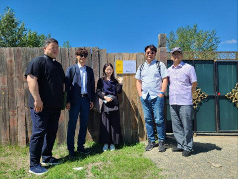 몽골 비오 콤비나트 지역에 문을 연 보육원. 왼쪽부터 우창원 바보의나눔 사무총장, 맹민수 국경없는과학기술자회 이사, 이미선 바보의나눔 과장, 신관우 국경없는과학기술자회 대표, 고재
