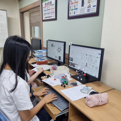 대전둔산여고 학생들이 모형을 이용한 화학 결합 만들기 체험을 하고 있다