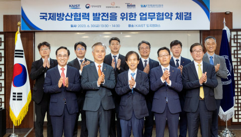 앞줄 왼쪽부터 현대로템 이용배 사장, 방위사업청 엄동환 청장, KAIST 이광형 총장, 한화에어로스페이스 손재일 사장, 한국항공우주산업(KAI) 강구영 사장이 국제방산협력을 위한 