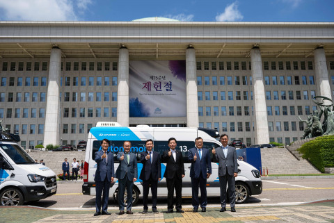 왼쪽부터 김동욱 현대차 부사장, 김용화 현대차 사장(CTO), 이광재 국회 사무총장, 김진표 국회의장, 조경호 의장비서실장, 홍형선 사무차장