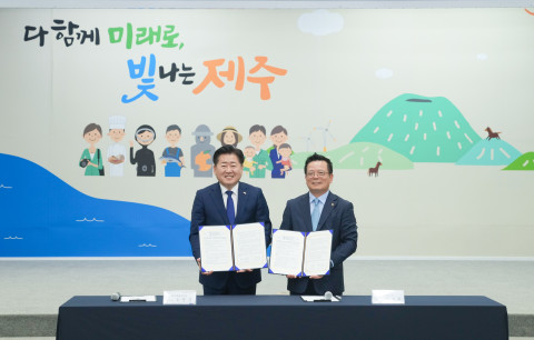 왼쪽부터 오영훈 제주특별자치도지사, 어성철 한화시스템 대표이사