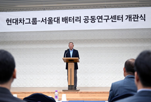 현대차그룹 정의선 회장이 서울대 엔지니어하우스에서 열린 ‘현대차그룹-서울대 배터리 공동연구센터’ 개관식에서 축사를 하고 있다