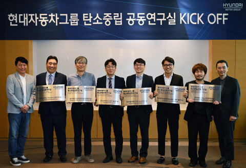 왼쪽부터 현대차·기아 기초소재연구센터장 홍승현 상무, 경상대 남상용 교수, 공주대 고영수 교수, 한국교통대 홍연기 교수, 경상대 김주영 교수, 한국에너지공대 오명환 교수, 한양대 