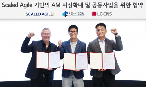 왼쪽부터 스케일드애자일 롭 하워드(Rob Howard) 아태지역 총괄 대표(VP), 오픈소스컨설팅 장용훈 대표이사, LG CNS 김태훈 클라우드사업부장(전무)이 협약식에서 기념 촬