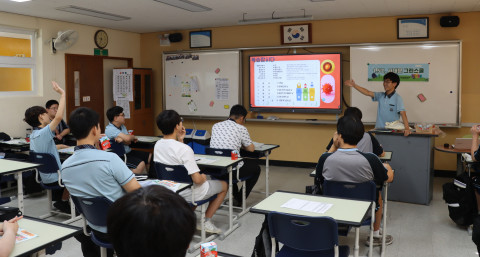 인창중학교 환경동아리 학생이 또래교사로서 환경 또래교육을 진행하고 있다