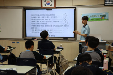 환경 또래교육을 진행 중인 인창중학교 환경동아리 또래교사 학생