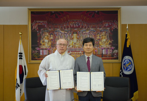 왼쪽부터 금강대학교 신동호 총장 직무대행, James Lee 캐롤라인대학교 총장