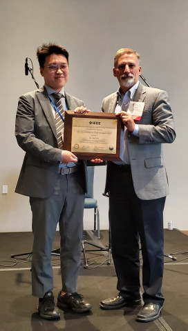 서울대 공대 재료공학부 박민혁 교수가 IEEE UFFC의 President인 Mark Schafer 교수에게 Ferroelectrics Young Investigator Award