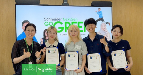 왼쪽부터 슈나이더 일렉트릭 코리아 박세란 본부장, 최희지(서울여대 3학년), 홍승희(서강대 3학년), 복권민(중앙대 4학년), 성유진(중앙대 3학년)