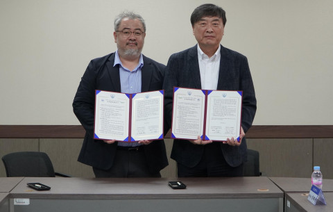 왼쪽부터 슈나이더 일렉트릭 코리아 서상훈 본부장과 경남대학교 강재관 산학협력부총장이 양해 각서(MOU) 체결 후 기념사진을 촬영하고 있다