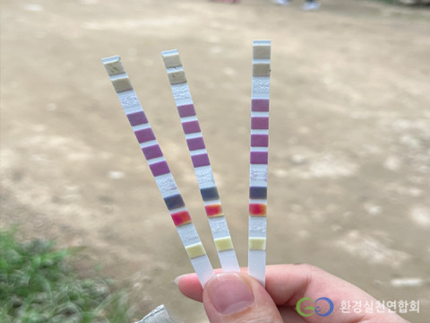 환경실천연합회의 수질 모니터링 활동 모습