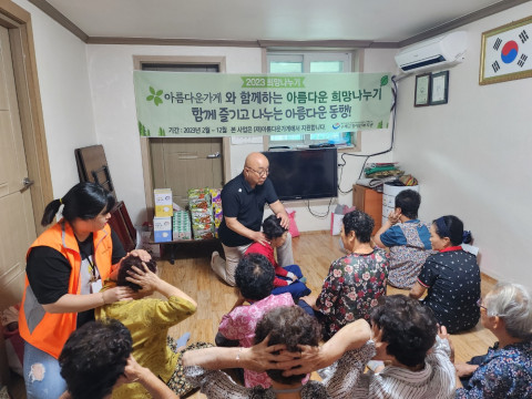 순천제일대학교 의료재활과 강현승 교수가 하천마을회관에서 건강교육을 진행하고 있다