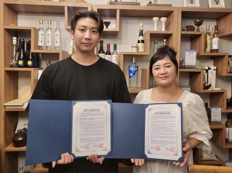 왼쪽부터 쿰퍼니 정준원 대표, 징게맹갱우리술협동조합 함지애 이사장