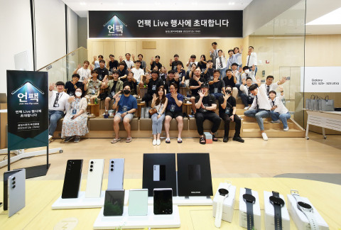 삼성스토어 매장에서 갤럭시 신제품을 직접 체험한 고객들의 폴더블 경험 후기가 확산하며 매장 방문 고객이 급증하고 있다