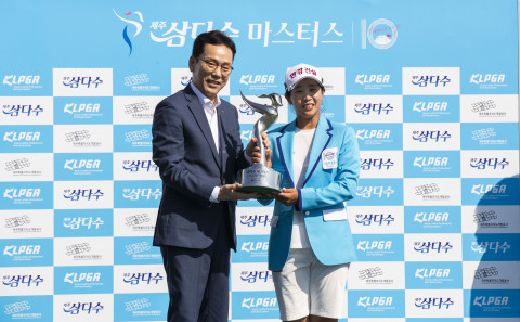 제주개발공사 백경훈 사장과 ‘제10회 제주삼다수 마스터스’ 우승선수 임진희가 우승 트로피를 들고 기념 촬영을 하고 있다