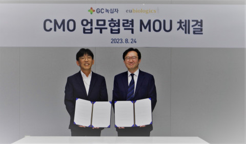 왼쪽부터 민경호 유바이오로직스 생산기획본부 부사장, 이우진 GC녹십자 글로벌사업본부장