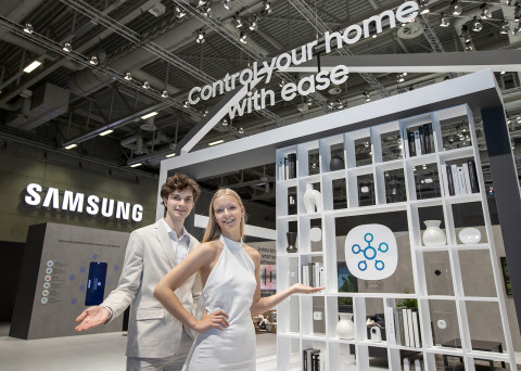 IFA 2023가 열리는 메세 베를린(Messe Berlin)에 위치한 삼성전자 전시관에서 삼성전자 모델이 스마트싱스 체험존을 소개하고 있다