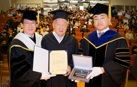 사이버한국외대가 2023년 후기 학위수여식 및 2023학년도 2학기 신·편입생 오리엔테이션을 성료했다. 왼쪽부터 사이버한국외대 원종민 학장, 최고령 졸업자 윤형근 졸업생, 장지호